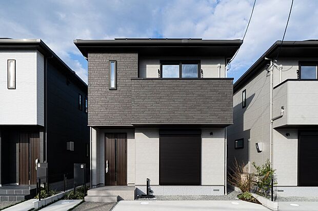 【外観】■12号地外観　落ち着いたダークトーンと柔らかな白のコントラストが印象的な外観。上質でモダンな雰囲気をまとい、駐車は1台まで対応可能な住まいです。