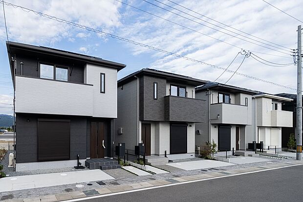 【外観】■現地外観　モノトーンを基調とした住まいが並び、統一感のある街並みを形成。住戸ごとに素材や色の組み合わせを変えることで、ほどよい個性が映える住環境です。