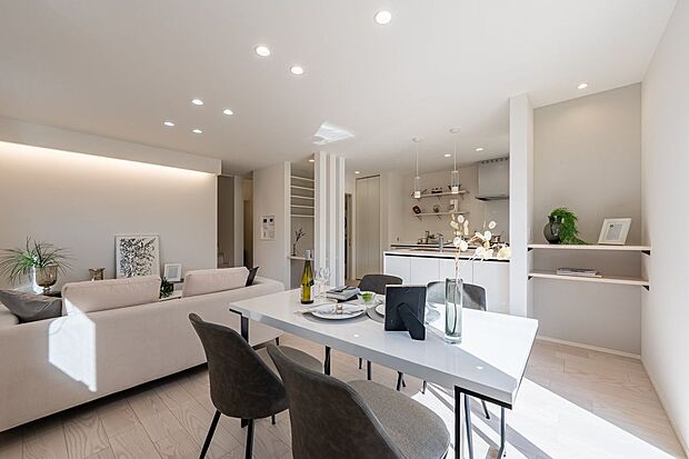 ■8号地リビング　8号地のLDKは約19.4帖。ダウンライトを採用することで、天井が高く見え、空間全体が広く感じられ、洗練された空間を演出しています。