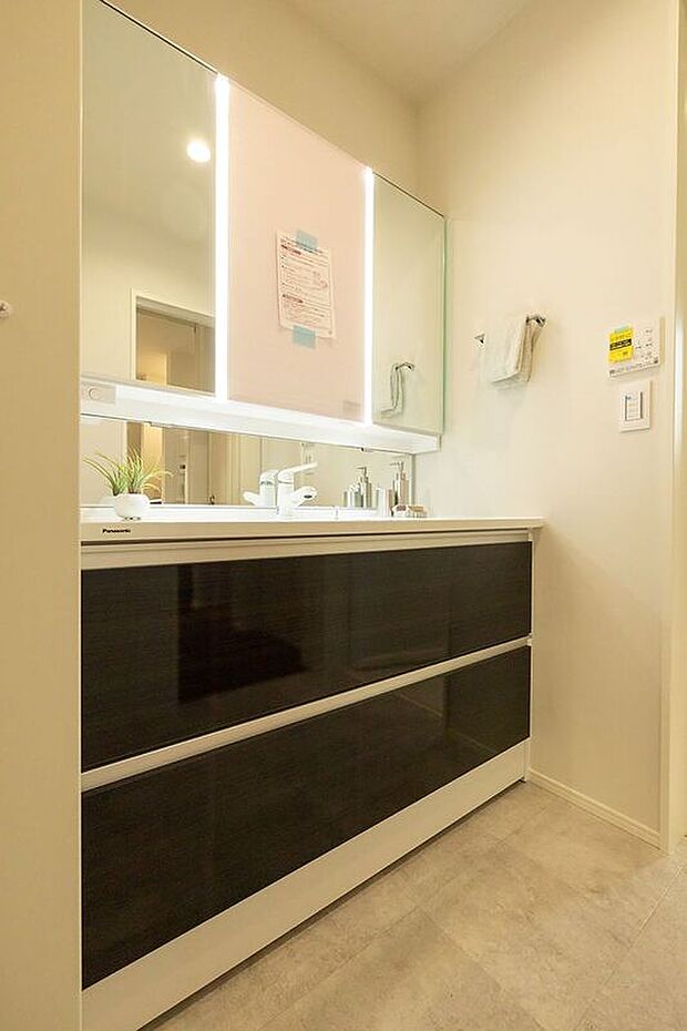 ■D号地洗面所洗面所には身だしなみを整えやすい３面鏡を採用。洗面ボウル下の収納はスライド式のため奥までたっぷり収納可能です。