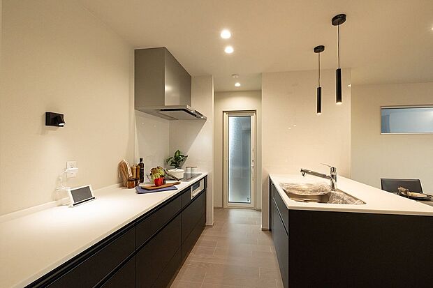 【キッチン】■E号地キッチンキッチン背面にはパントリーを設置。ストックの食材やおやつ、食器などをたっぷりと収納できます。