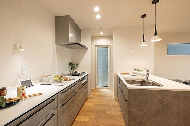 【キッチン】■G号地キッチン冷蔵庫はキッチンクローク内に配置できるため、生活感を隠せます。会話を楽しみながら料理できるキッチンは、ホームパーティーなどの際にも大活躍です。