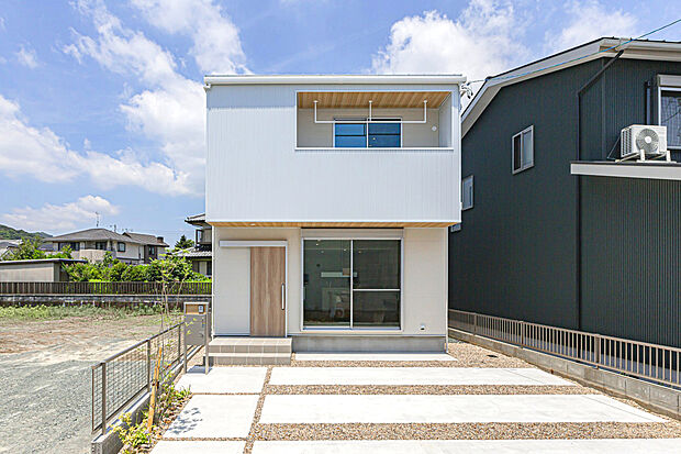 流行に左右されないニュートラルな配色と適度な抜け感のあるデザインでクリーンなイメージがいつまでも続くシンプルナチュラルなすまいです。