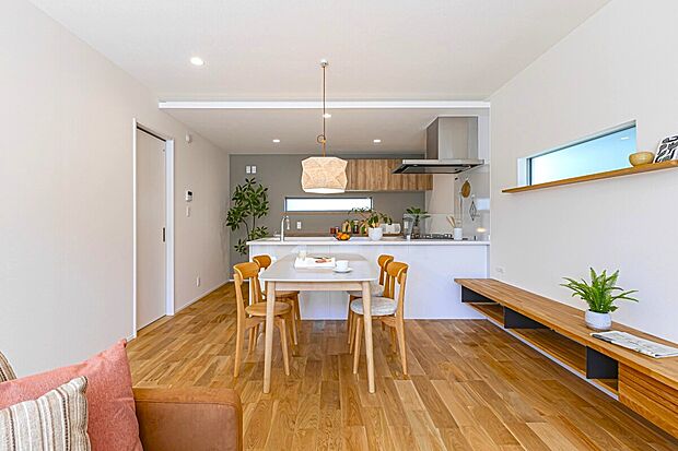 贅沢にナラの無垢材の床を採用したリビングです。素足で歩けば、天然木特有の豊かな質感を楽しむことができます。天然木には調湿性があるので、夏場もべとつかず快適です!