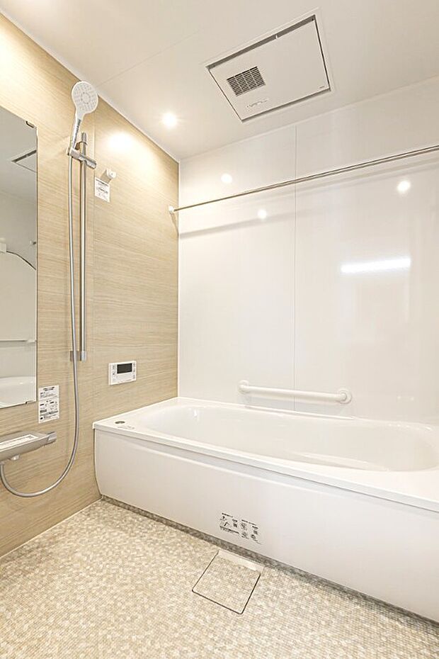 【■TOTO バスルーム【sazana】1717サイズ】家族一緒にゆったり入浴を楽しめます。スライドシャワー、大型ミラー等使い勝手の良いオプションに、浴室乾燥機も備わっています。