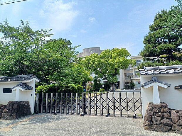 田原市立田原中部小学校（約888m）