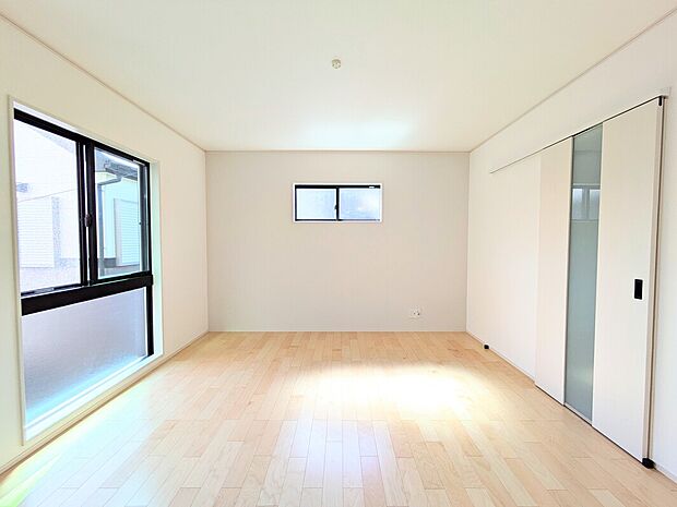 家族が集まるリビング、南面の大きな窓と、他3面にも窓があり明るいLDK。2階リビングでプライバシーが守られやすくなります。