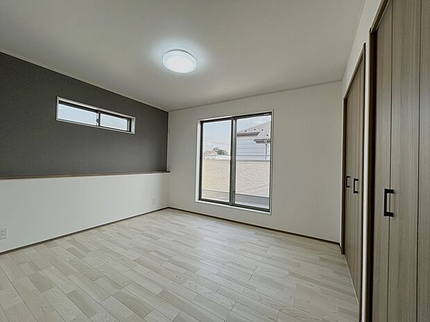 【主寝室7.0帖】2階主寝室、7.0帖。ちょっとしたカウンターとアクセントクロス。