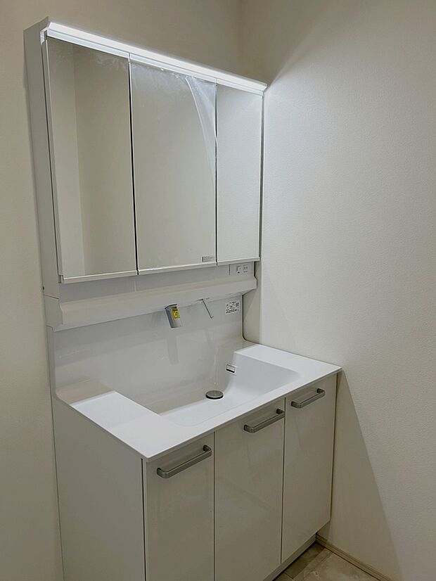 【洗面台】幅90cmで幅広タイプ。三面鏡、シャワー水栓。