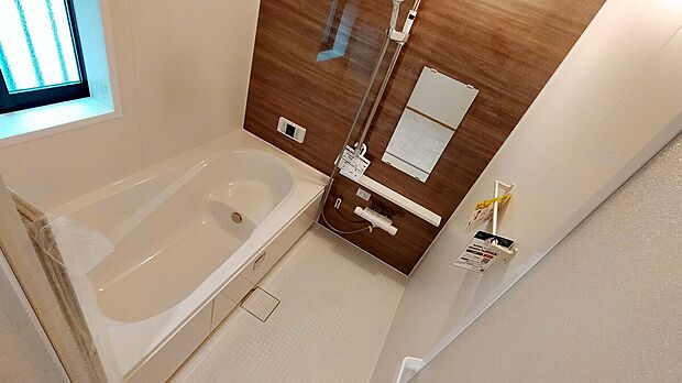 【バスルーム】浴室にも窓があり換気もバッチリ!