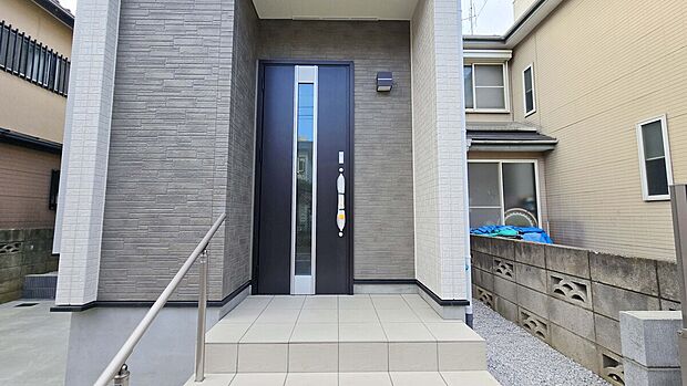 【玄関】1階リビングには大きな窓があって日当たり・通風良好!耐震等級最高等級3級取得の地震に強い安心のお住まい!