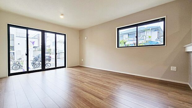 【リビング】窓がたくさんあって明るいLDK！家族団らんの時間をお過ごしいただけます！