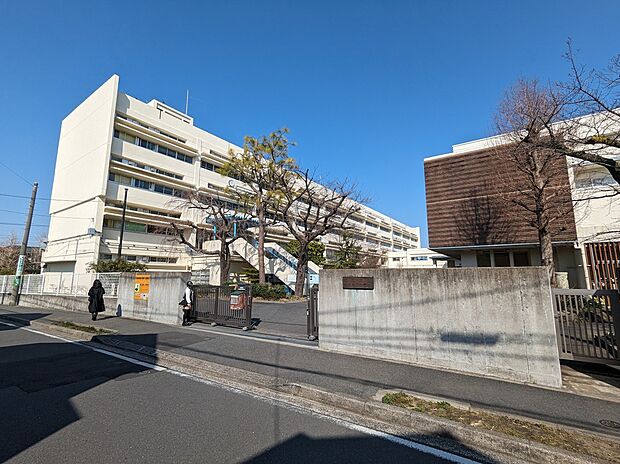 狛江市立狛江第二中学校（約624m）