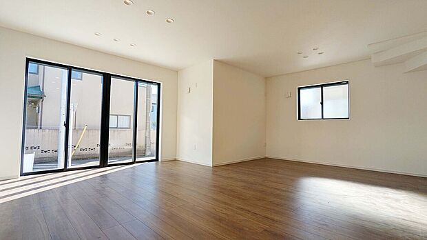 【リビング】カースペース2台分！設備仕様が充実の新築分譲住宅！