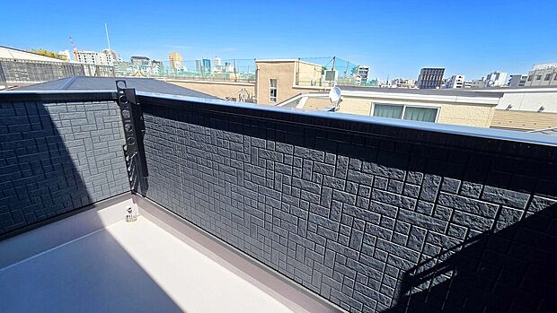 【バルコニー】バルコニーは２面あり洗濯ものもたくさん干せます！