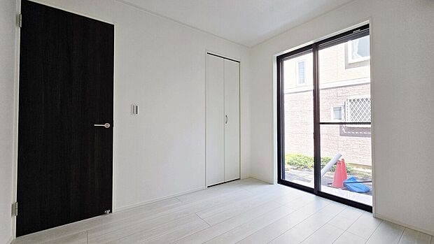 【ベッドルーム】全居室2面採光！全居室収納付き！