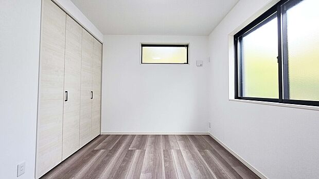 【ベッドルーム】2面採光で明るい洋室！