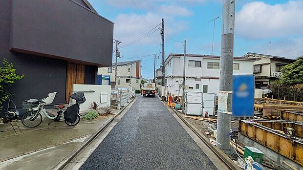 【前面道路】前面道路は交通量も少なく安心！