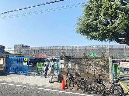 世田谷区立喜多見小学校 658ｍ