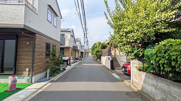 【前面道路】前面道路は交通量も少なく安心!