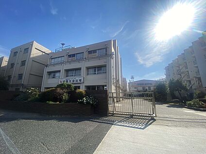 世田谷区立千歳中学校 608ｍ