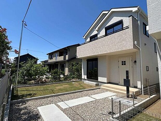 ご好評につき最終１棟！
各棟、３台駐車可能です♪
完成しておりますので、室内ご内覧いただけます♪ご不明点等、スタッフがしっかりと説明させていただきますので、安心して現地をご覧ください♪