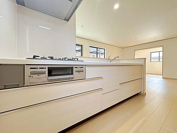 対面式キッチンからダイニングへお食事の受け渡しがスムーズにでき効率的です。お料理中もリビングが見渡せ安心♪会話がはずむ姿が想像できますね♪