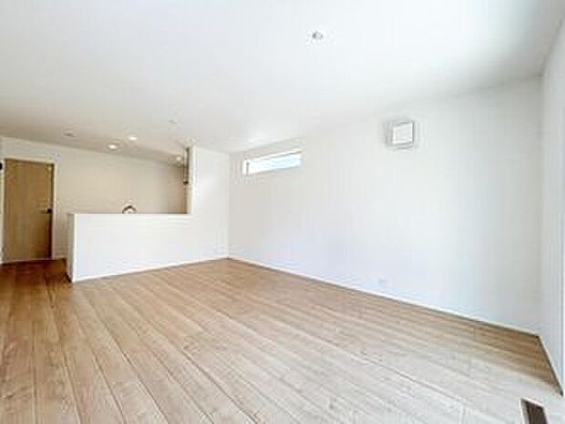 2号棟
ご家族みんなで長い時間を過ごすリビングは一番居心地のいいものであって欲しいですね。開放感のある広々リビングに光と風を呼び込み、快適な住空間を実現します。