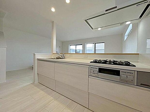 ２号棟
対面式キッチンからダイニングへお食事の受け渡しがスムーズにでき効率的です。お料理中もリビングが見渡せ安心♪会話がはずむ姿が想像できますね♪