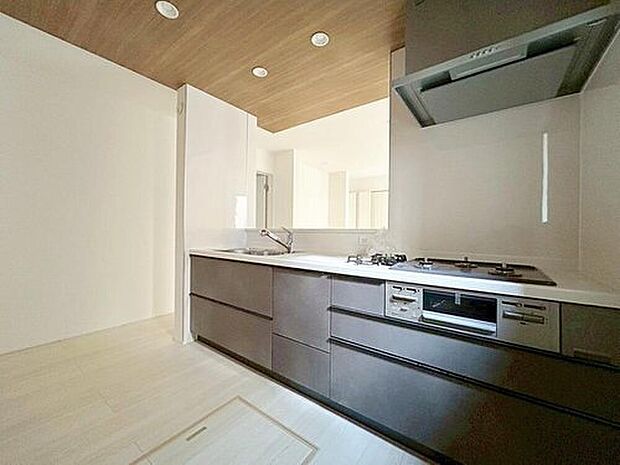 収納力豊富なシステムキッチン。大型スライド収納付きで、すっきり片付けやすいキッチンです。
床下収納もついてたっぷり収納できます♪