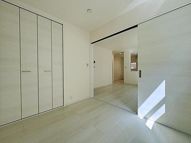 LDKと隣接した洋室。リビングから目が届く場所なので、お子様の遊び部屋・お昼寝スペースとして使うのもオススメです♪