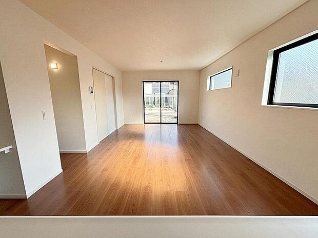 ご家族みんなで長い時間を過ごすリビングは一番居心地のいいものであって欲しいですね。開放感のある広々リビングに光と風を呼び込み、快適な住空間を実現します。