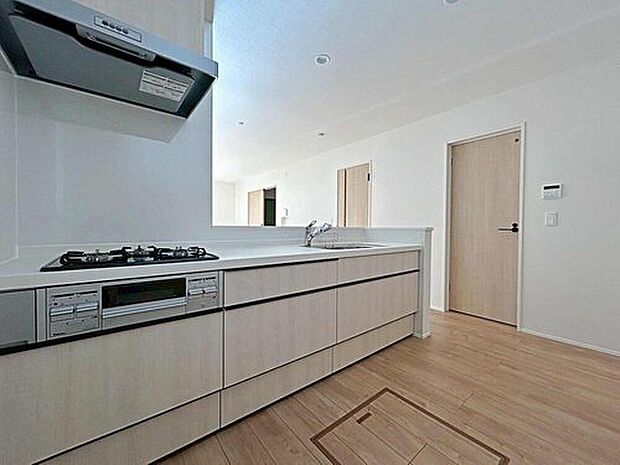 対面式キッチンからダイニングへお食事の受け渡しがスムーズにでき効率的です。お料理中もリビングが見渡せ安心♪会話がはずむ姿が想像できますね♪

