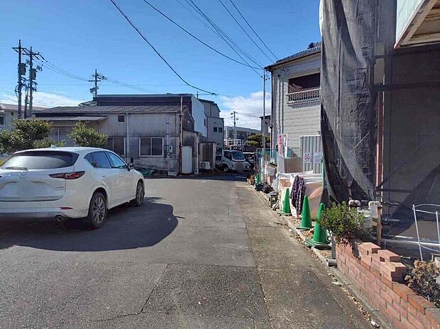 前面道路は交通量の少ない道路です。ゆとりがあり、駐車時もゆっくりと落ち着いて行える立地環境になっています♪