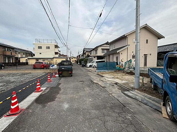 前面道路は交通量の少ない道路です。ゆとりがあり、駐車時もゆっくりと落ち着いて行える立地環境になっています♪