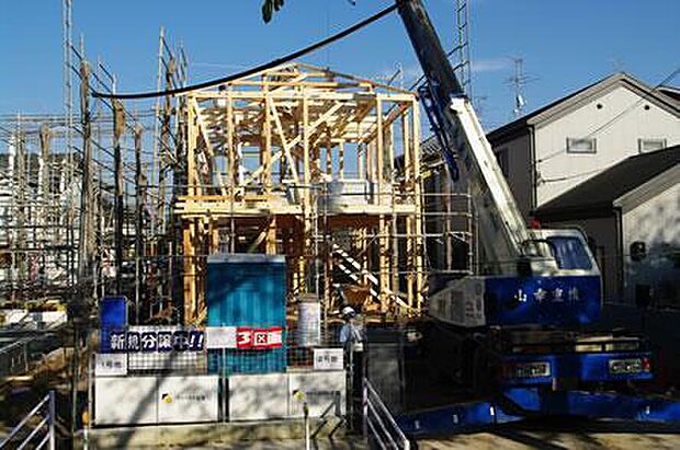 建築基準法では地震力や風圧力に対して、建物が倒壊しにくいように筋かいなどを設けた壁の必要量がさだめられており、当社では建築基準法で定められた壁量の1.3倍を確保しています。