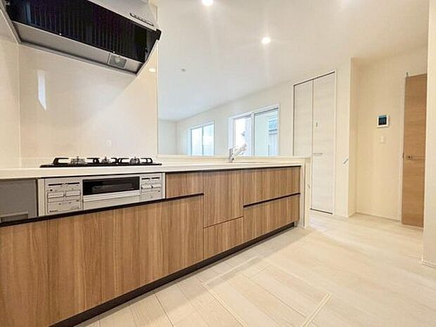 キッチンワークしながら大切な家族との会話を楽しめる、家族のコミュニケーションが生まれる対面式のオープンキッチンです♪