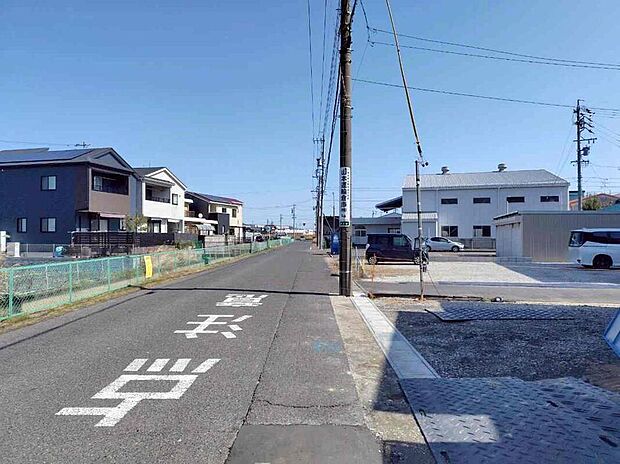 前面道路は交通量の少ない道路です。ゆとりがあり、駐車時もゆっくりと落ち着いて行える立地環境になっています♪
