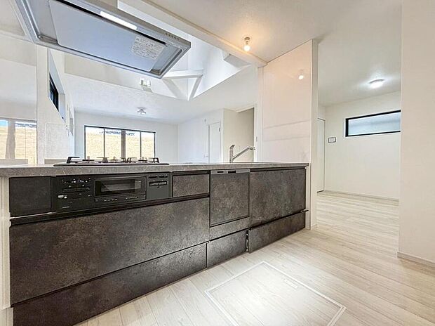 2号棟
キッチンワークしながら大切な家族との会話を楽しめる、家族のコミュニケーションが生まれる対面式のオープンキッチンです♪