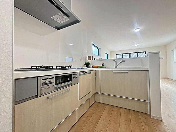 2号棟
収納力豊富なシステムキッチン。大型スライド収納付きで、すっきり片付けやすいキッチンです。
床下収納もついてたっぷり収納できます♪