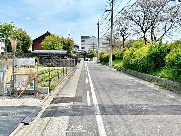 前面道路は交通量の少ない道路です。ゆとりがあり、駐車時もゆっくりと落ち着いて行える立地環境になっています♪