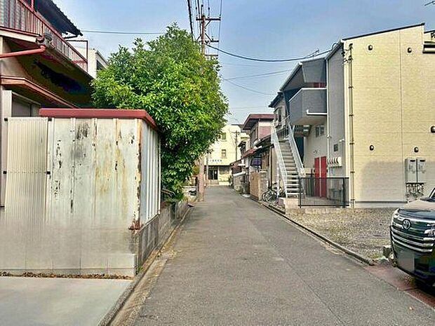 前面道路は交通量の少ない道路です。ゆとりがあり、駐車時もゆっくりと落ち着いて行える立地環境になっています♪