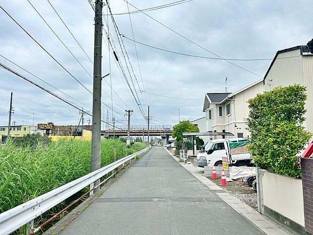 前面道路は交通量の少ない道路です。ゆとりがあり、駐車時もゆっくりと落ち着いて行える立地環境になっています♪　　