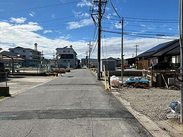 前面道路は、道路幅も広く、駐車もゆとりをもって行える環境になっています。お車の出し入れが苦手なママや小さなお子様にも安心ですね。舗装もされていて、ベビーカーや自転車で通っても快適に通行できます。