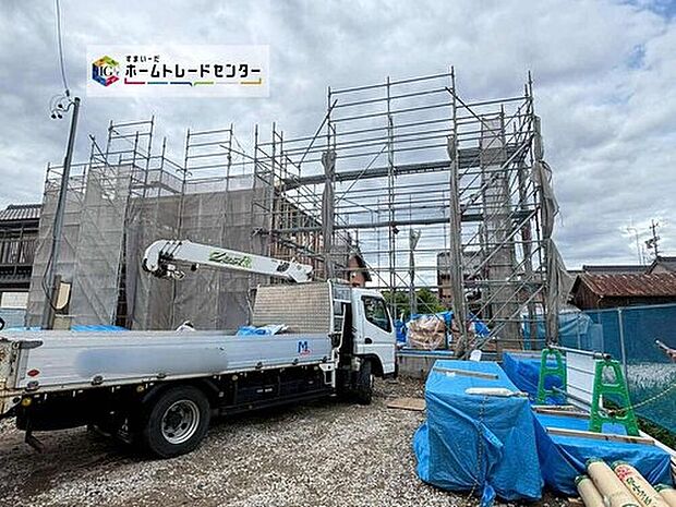 全２邸☆
各棟３台駐車可能♪
完成に向けて現在建築工事中です☆住宅の構造や設備仕様・完成イメージなどの資料もお送りいたします♪お気軽にお問い合わせ下さい☆