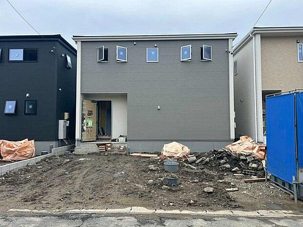 全３邸☆２号棟
完成に向けて現在建築工事中です☆住宅の構造や設備仕様・完成イメージなどの資料もお送りいたします♪お気軽に０１２０-８８８-９８３までお問い合わせ下さい☆