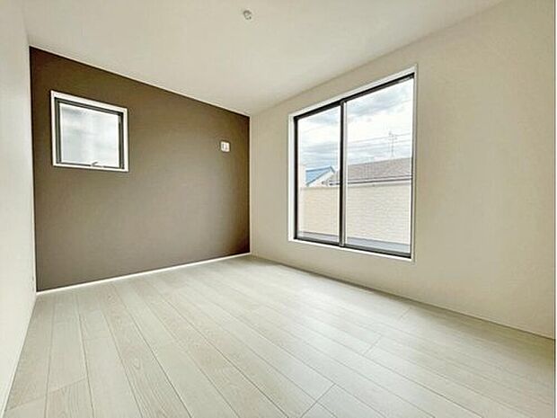 バルコニー直結するお部屋は風通しも良く、大変居心地の良い空間となっております。爽やかな風を感じて起きる朝は、快適生活の始まりに!毎日の生活も明るくなりそうです♪