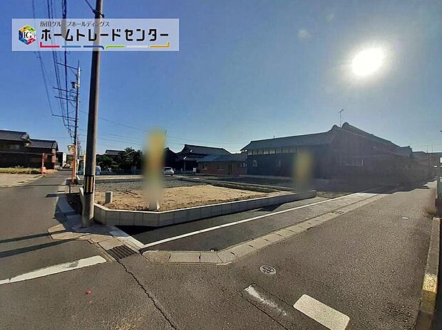 前面道路は、車通りが少ないので駐車もゆとりをもって行える環境になっています。お車の出し入れが苦手なママや小さなお子様にも安心ですね。