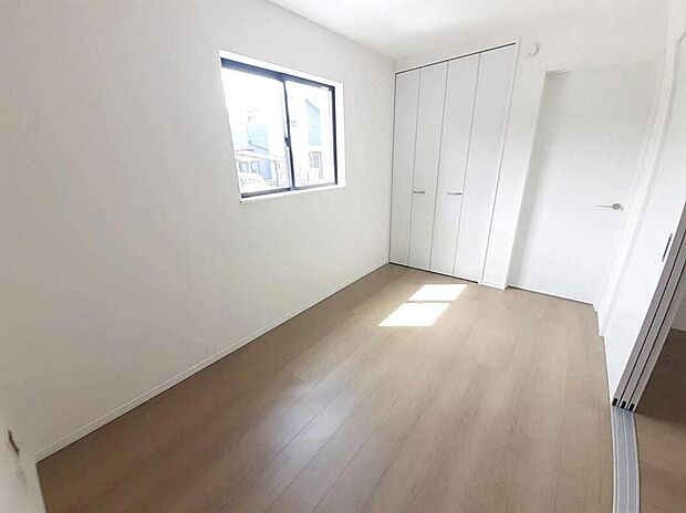 ☆C号棟☆
LDKと隣接した洋室。リビングから目が届く場所なので、お子様の遊び部屋・お昼寝スペースとして使うのもオススメです♪