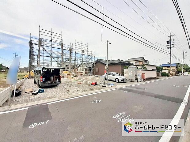 前面道路は、道路幅も広く、駐車もゆとりをもって行える環境になっています。お車の出し入れが苦手なママや小さなお子様にも安心ですね。舗装もされていて、ベビーカーや自転車で通っても快適に通行できま